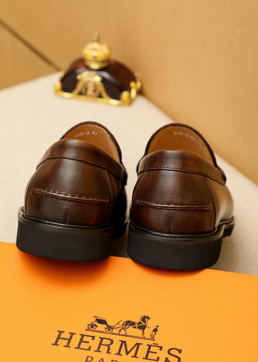Men's shoes 💰460 💐 Product trademark: HERMES "Hermès" casual leather shoes Regular size: 38-44 (45.46🉑️customized) Product materials: Selected imported first-layer calfskin upper + luxury hardware buckle, imported water-dyed 🐂 cowhide lining. Strong three-dimensional visual effect, foam outsole Color: 4⃣️colors available